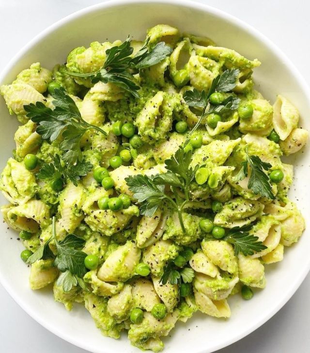 Parsley! Peas! Pesto! It's sPring! 🌱⁠
⁠
📷: @moms_onarun, 📝: @avocado_skillet⁠
⁠
INGREDIENTS:⁠
• 1 C cooked peas⁠
• 1/4 C EVOO⁠
• 1/4 C Parmesan cheese⁠
• 1 garlic clove⁠
• 1/2 juice from lemon⁠
• 1/2 C parsley⁠
• salt & pepper to taste⁠
⁠
DIRECTIONS:⁠
• Put all ingredients in a blender and blend until smooth.⁠
• Cook @eatbanza as directed⁠
• mix Banza with pea pesto⁠
• garnish with cooked peas and parsley⁠
⁠