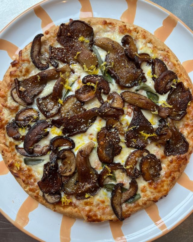Okay, let’s settle this: mushrooms are the best pizza topping. Change our mind 👇🍄