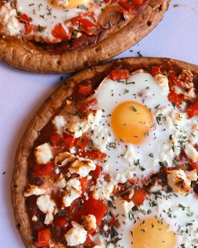 Nothing against cold pizza eaters, but if you like your brunch 'za hot, try this Shakshuka Pizza by @actualfoodie instead ❤️‍🔥 Recipe: ⁠
⁠
INGREDIENTS: ⁠
1 Banza Pizza Crust⁠
Pizza Sauce⁠
Ground Cumin⁠
Salt⁠
Pepper⁠
1 Red Bell Pepper⁠
Feta Cheese⁠
2 Eggs⁠
Parsley⁠
⁠
INSTRUCTIONS: ⁠
-Preheat oven to 400°⁠
-In a bowl, add pizza sauce and season with cumin, salt and pepper.⁠
-Spread pizza sauce on crust, then sprinkle with peppers and feta.⁠
-Make two spots for the eggs, then crack⁠
-Bake for 13-15 mins or until eggs look done⁠
-Sprinkle with parsley.⁠
-Enjoy!