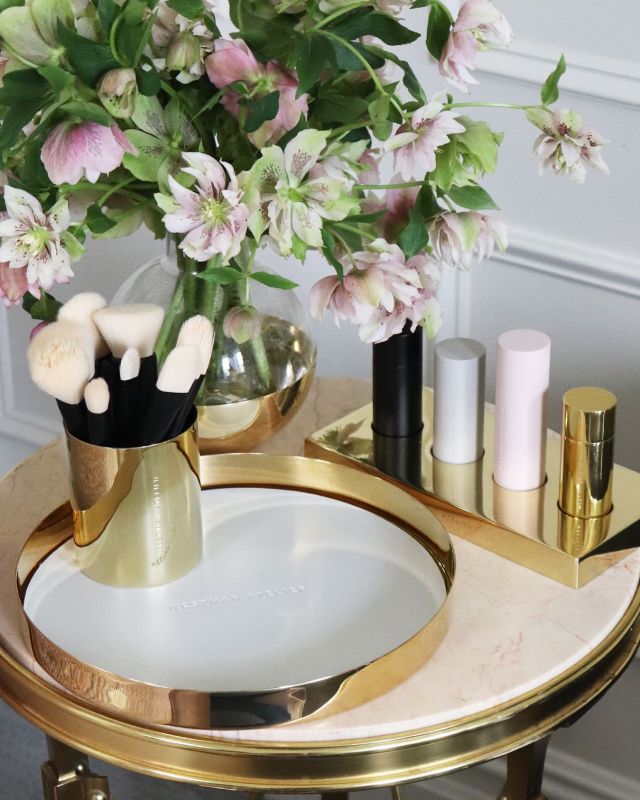The Lifestyle Edit. ✨ Featuring the new Guld Plattan Vanity Tray, Guld Kuppen Brush Cup, and Guldbaggen Makeup Tray for timeless elegance to your tabletop. 

Each handcrafted piece has a striking golden, mirror-like finish for a touch of gilded luxury to your vanity. 

Discover Gold Platten and the Skultuna family exclusively on Westman-Atelier.com.

#Skultuna #WestmanAtelier