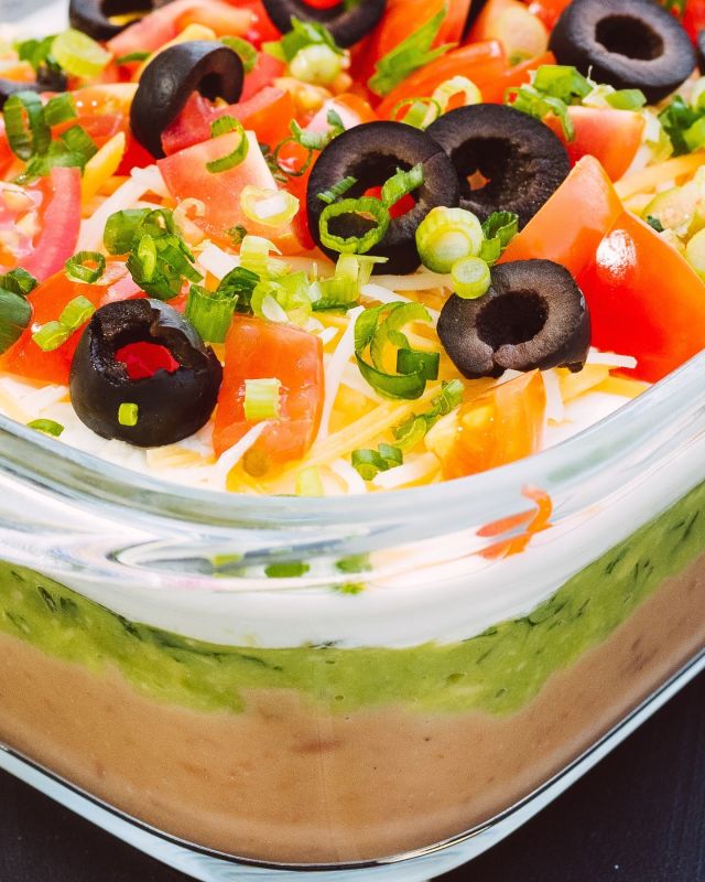 ICYMI... this Bachan's 7 layer dip is begging you to be added to the snacking line-up this weekend 🤤