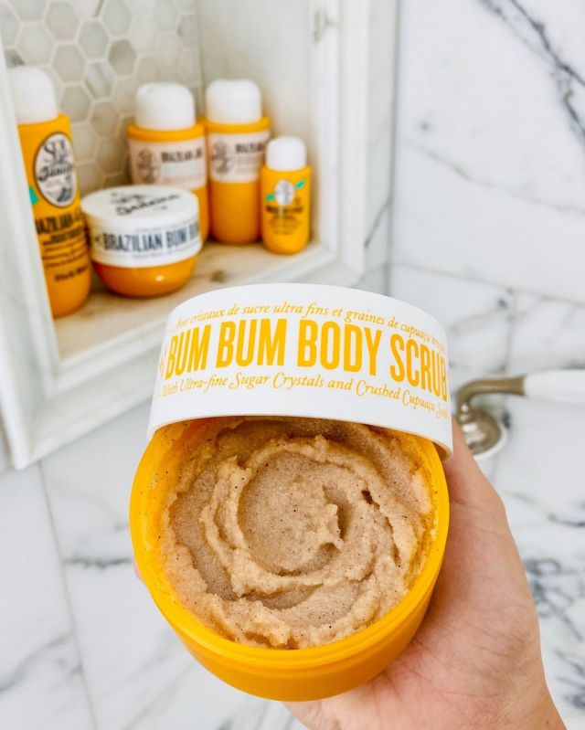 It's self-tan SZN ☀️ Our Bum Bum Body Scrub makes your skin the perfect smooth slate for applying self-tan by gently buffing it with crushed cupuaçu seeds and nourishing with coconut oil ✨